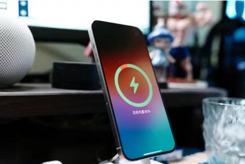 乐安苹果15换屏服务分享用什么充电器给iPhone15充电更好 